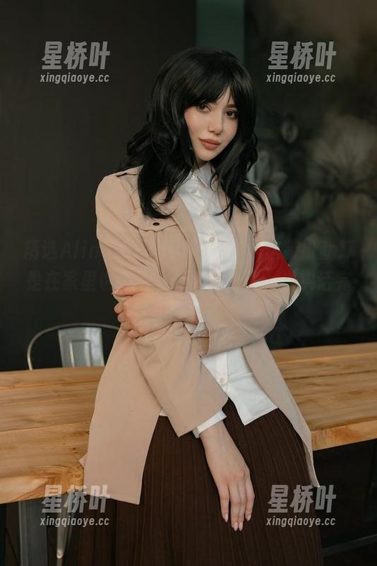 Alina Becker 精选Alina Becker的礼服,这装扮就算是在家里也得小心别撞到门框,说实话完全不直观。